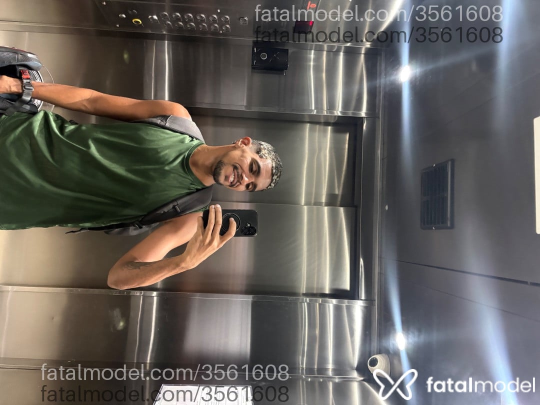 Acompanhante homem com cabelo colorido de olhos pretos - Igor Aquino