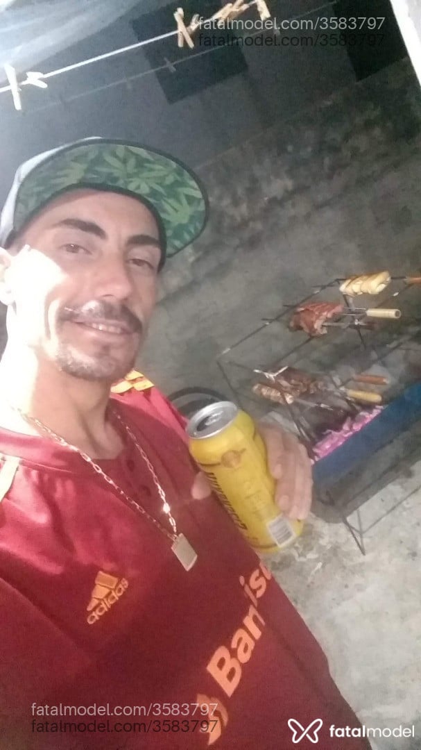 Acompanhante homem com cabelo grisalho de olhos castanhos - Reijustin