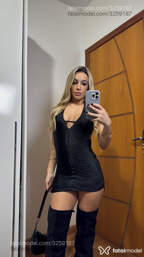 Acompanhante mulher loira (o) de olhos castanhos - Julie