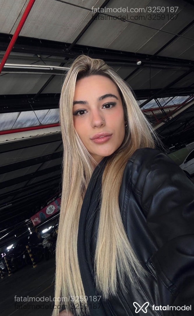 Acompanhante mulher loira (o) de olhos castanhos - Julie
