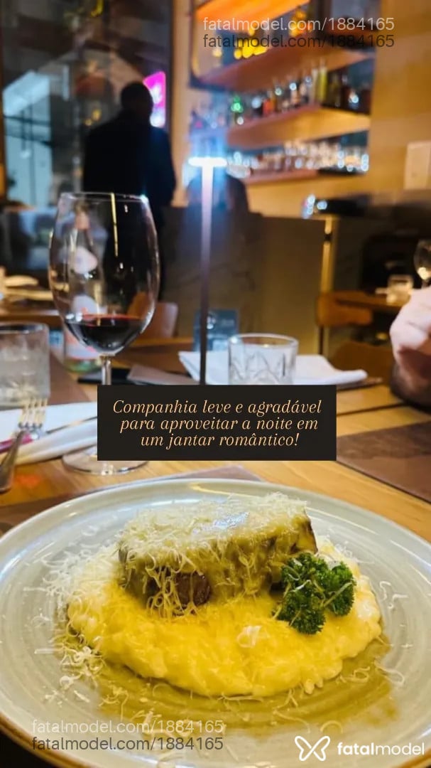 Acompanhante mulher com cabelo castanho de olhos castanhos - Luíza Graciela