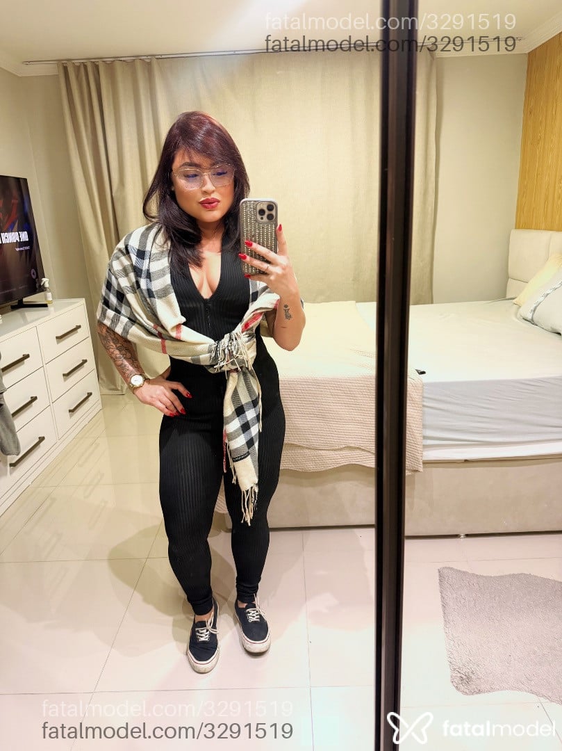 Acompanhante mulher com cabelo castanho de olhos castanhos - Lilizinha