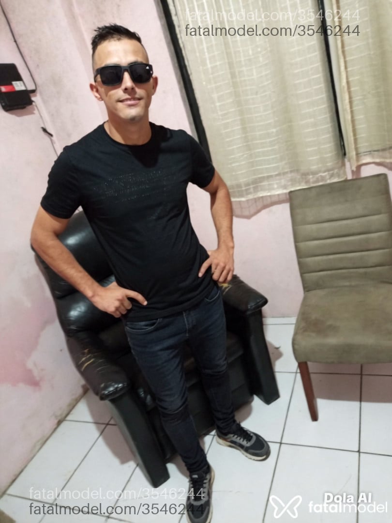 Acompanhante homem com cabelo castanho de olhos castanhos - Bruno