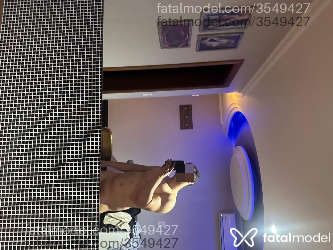 Acompanhante homem com cabelo castanho de olhos castanhos - Átila