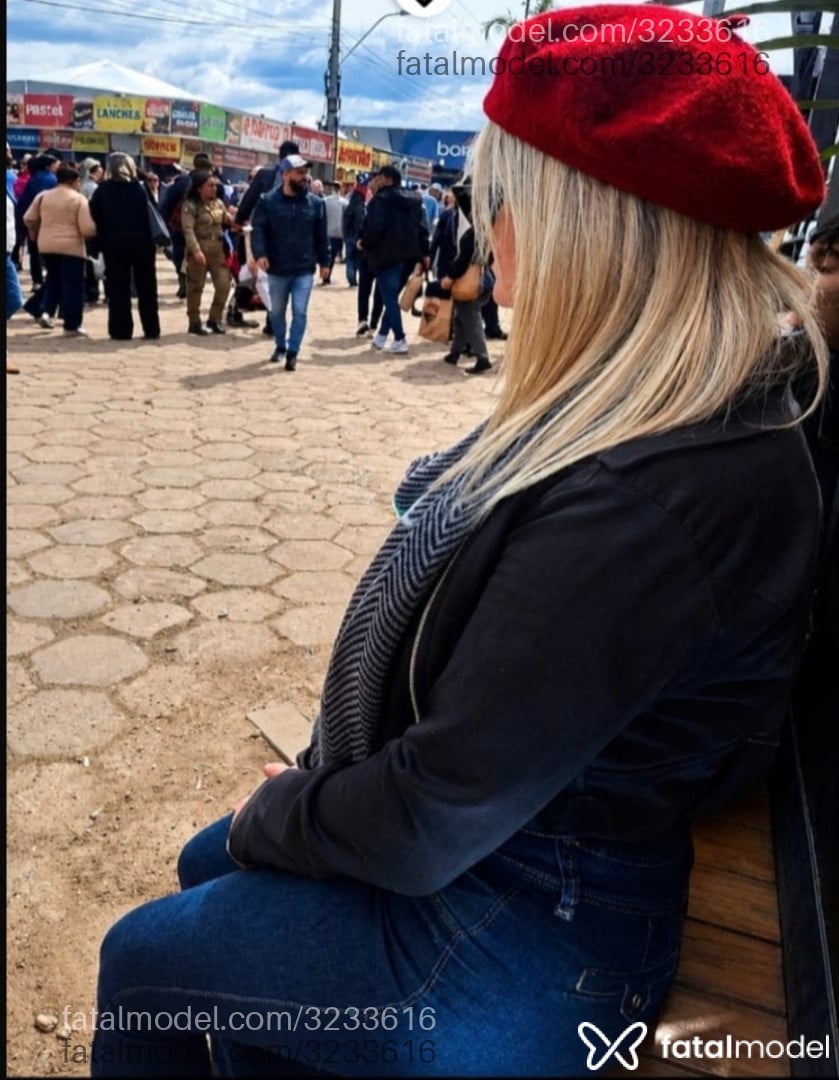 Acompanhante mulher loira (o) de olhos azuis - Debhy