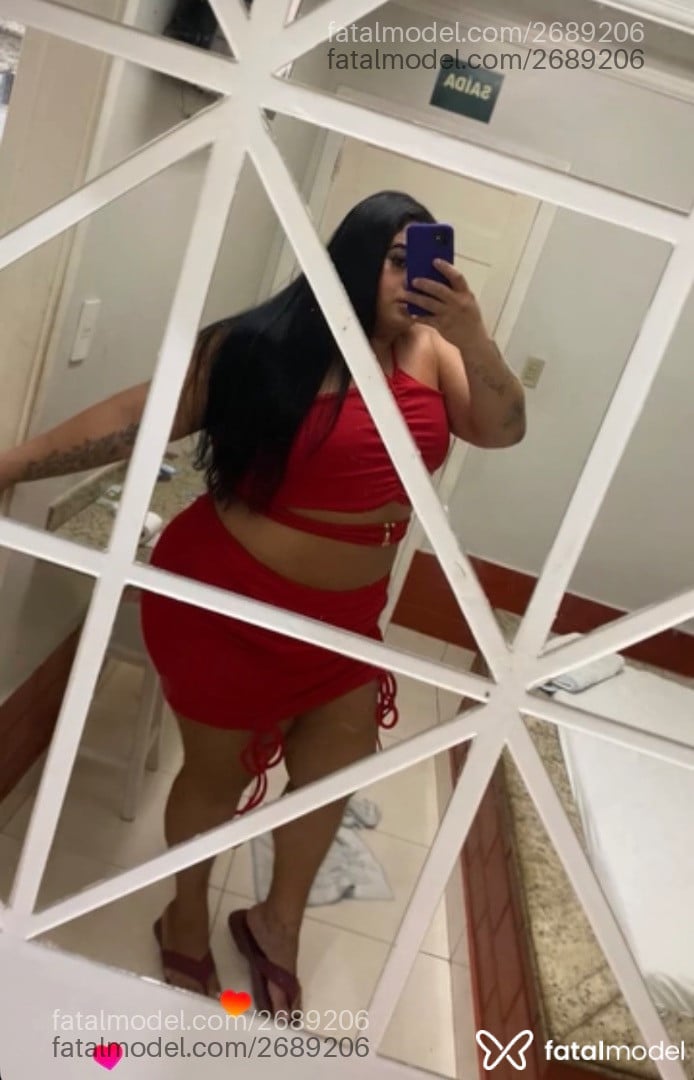 Acompanhante mulher trans com cabelo castanho de olhos castanhos - Allana Oliveira