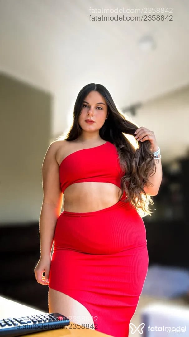 Acompanhante mulher com cabelo castanho de olhos mel - Isis Ferraz