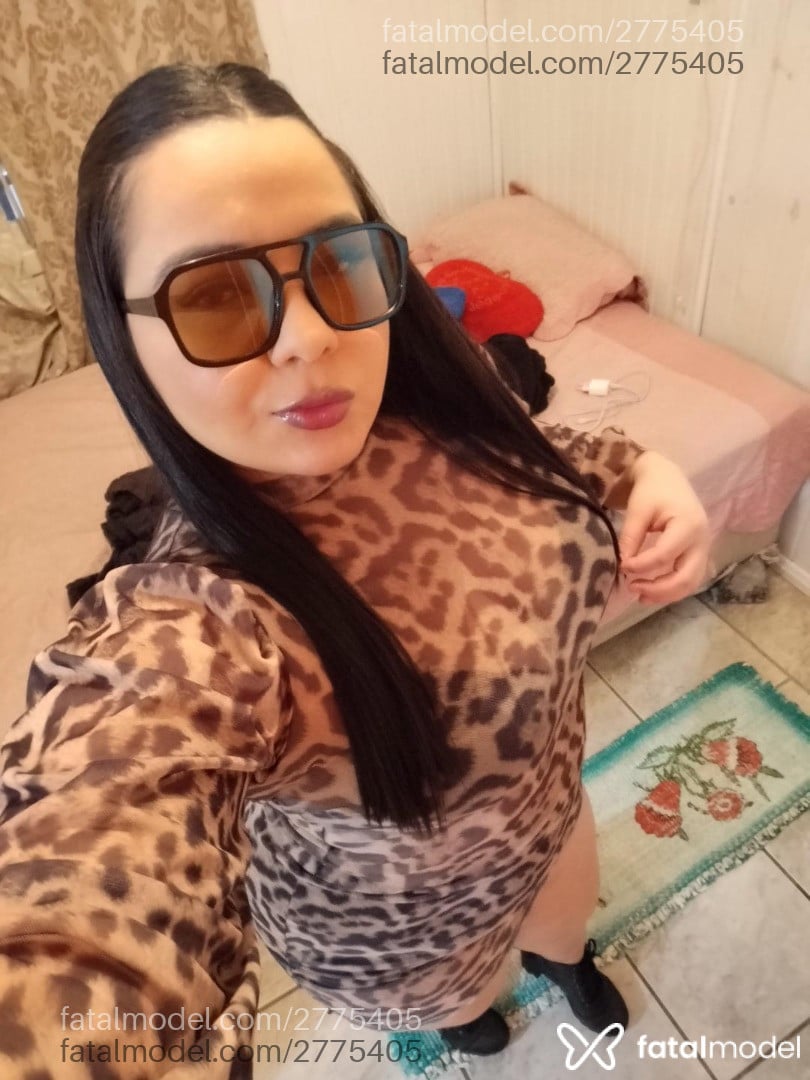 Acompanhante mulher morena (o) de olhos pretos - Victoria