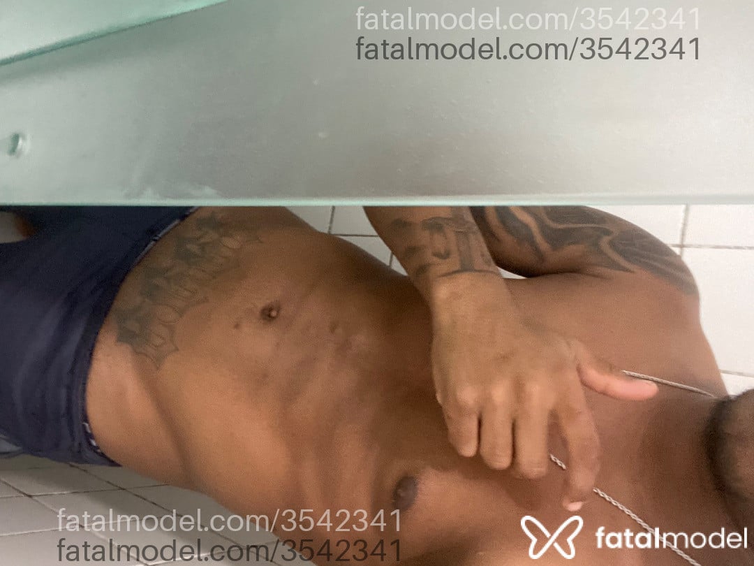 Acompanhante homem morena (o) de olhos castanhos - Diamantenegro