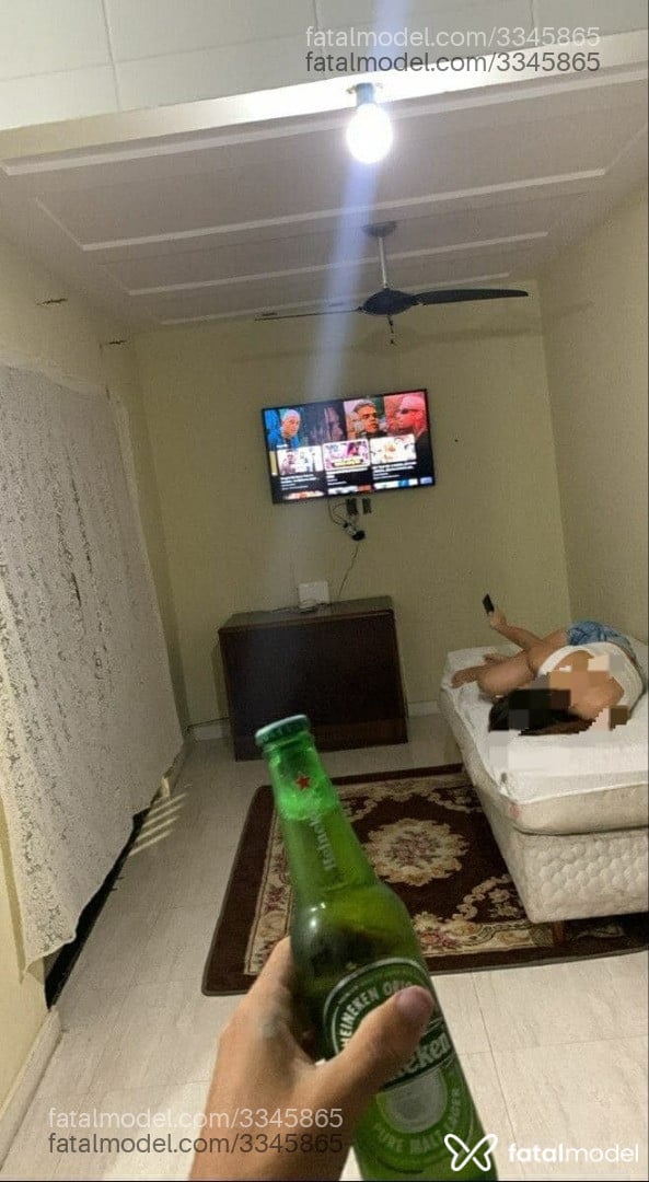 Acompanhante homem com cabelo castanho de olhos pretos - Tróia