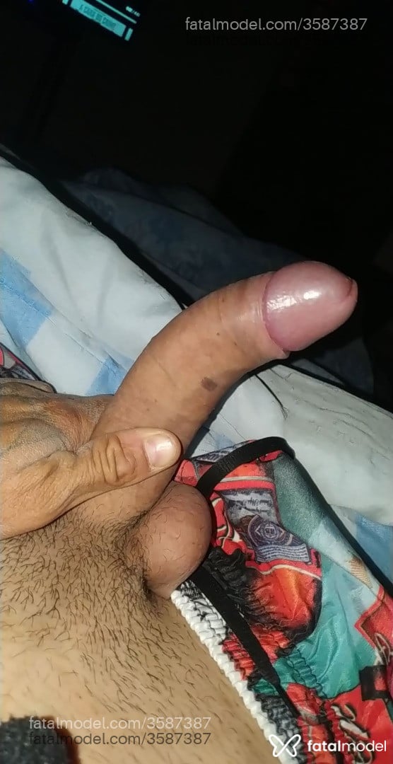Acompanhante homem com cabelo castanho de olhos pretos - Douglas