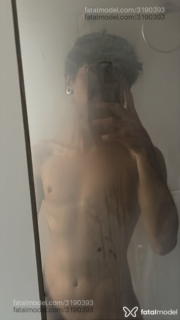 Acompanhante homem com cabelo castanho de olhos verdes - Princes