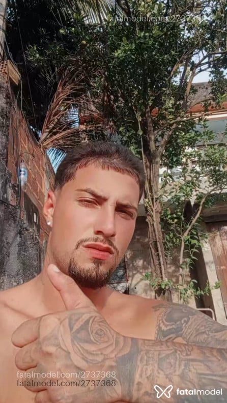 Acompanhante homem com cabelo castanho de olhos castanhos - Branquinhotatuado