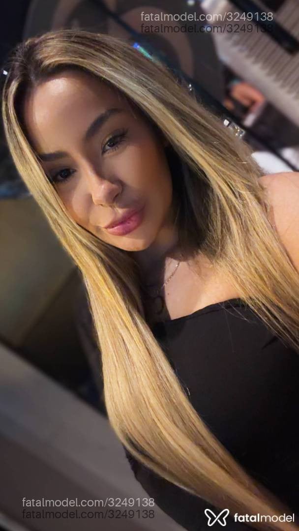 Acompanhante mulher loira (o) de olhos castanhos - Biatriz