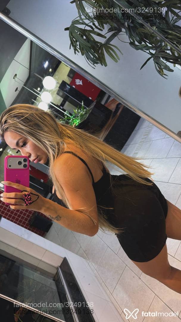 Acompanhante mulher loira (o) de olhos castanhos - Biatriz