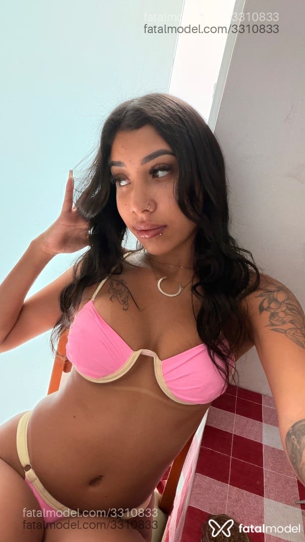 Acompanhante mulher morena (o) de olhos verdes - Atena