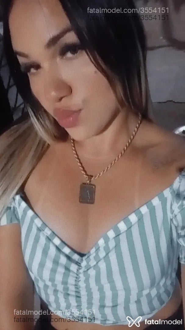 Acompanhante mulher loira (o) de olhos castanhos - Larissa