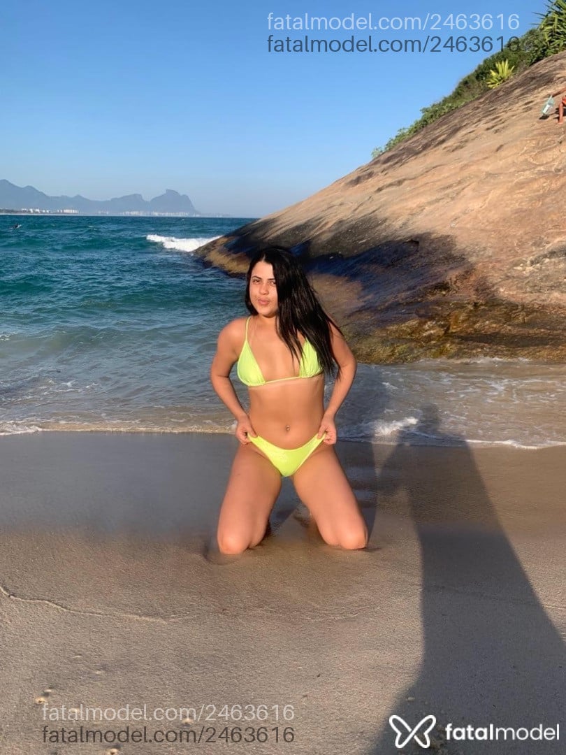 Acompanhante mulher morena (o) de olhos pretos - Larissa