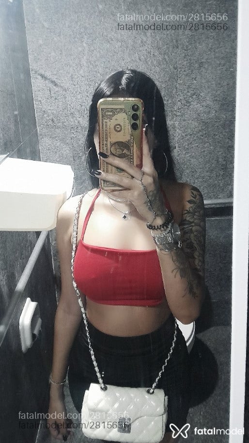 Acompanhante mulher morena (o) de olhos pretos - Cristal