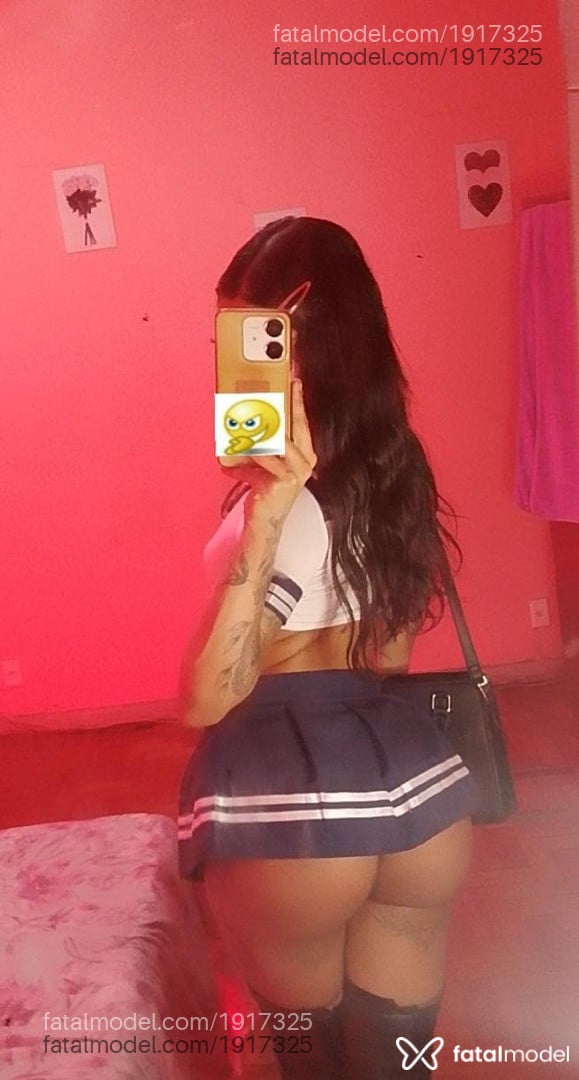 Acompanhante mulher trans com cabelo castanho de olhos castanhos - ímola