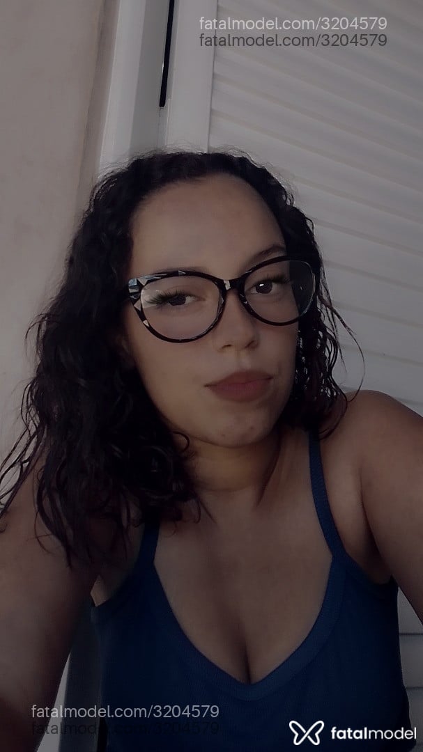 Acompanhante mulher com cabelo castanho de olhos pretos - Isah