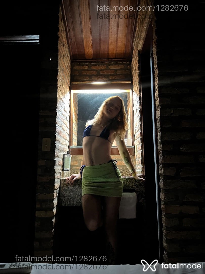 Acompanhante mulher trans loira (o) de olhos castanhos - Jady