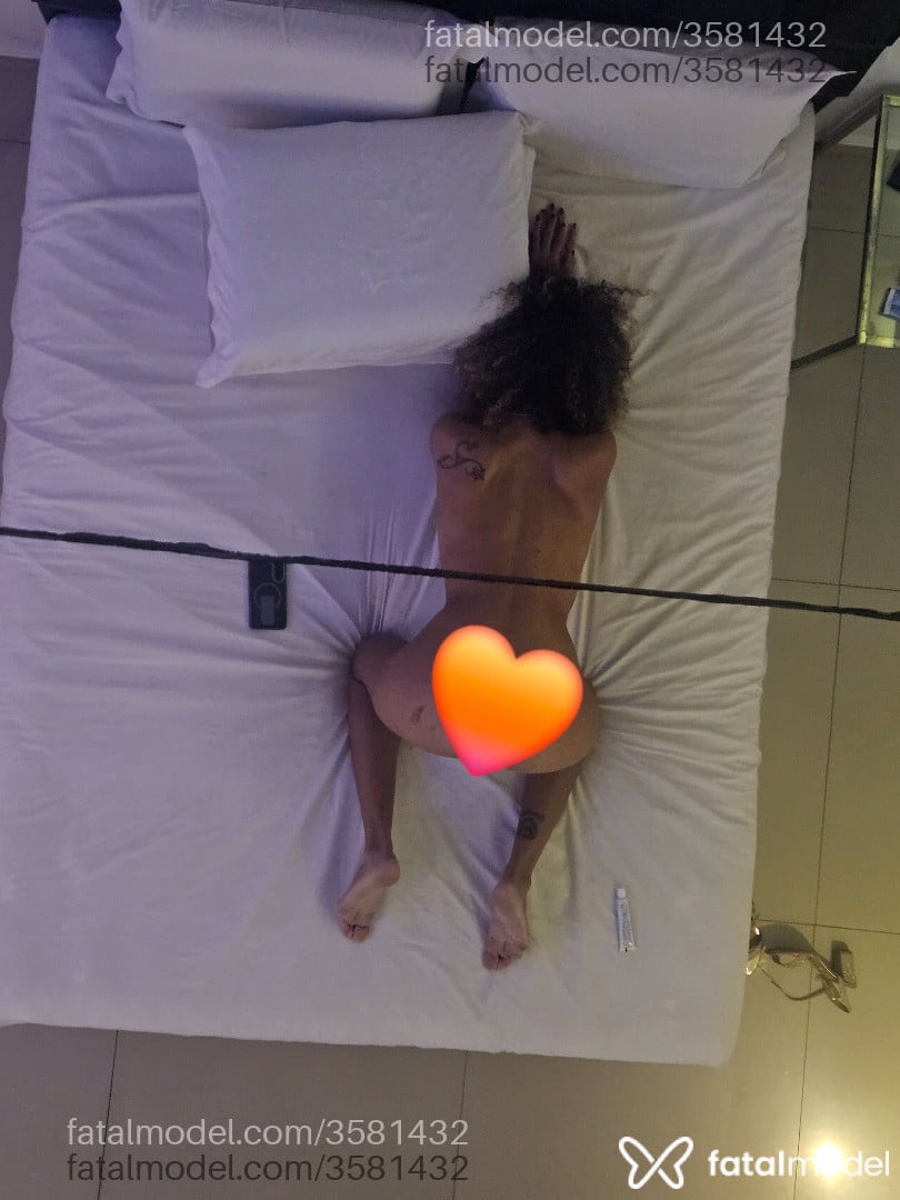 Acompanhante mulher com cabelo colorido de olhos castanhos - Aline