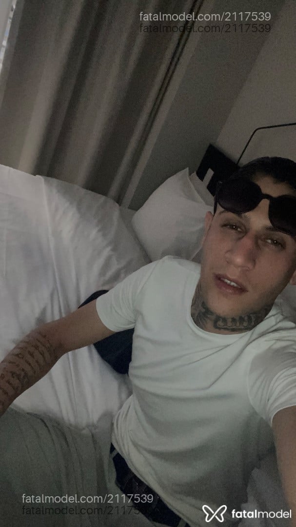 Acompanhante homem com cabelo castanho de olhos azuis - Xavier