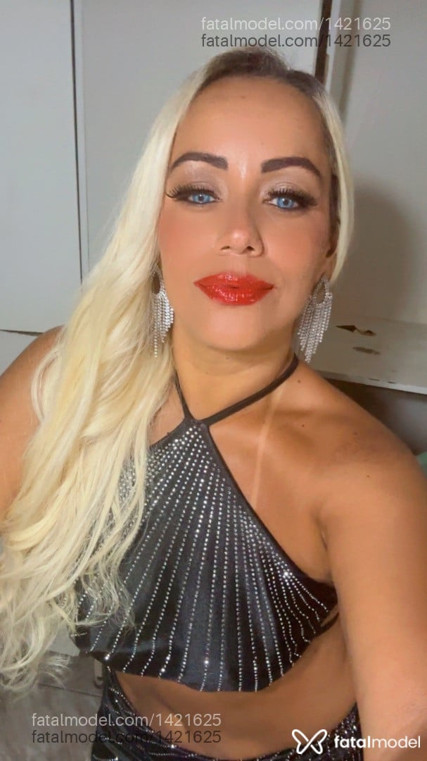 Acompanhante mulher loira (o) de olhos castanhos - Anna Beatryz