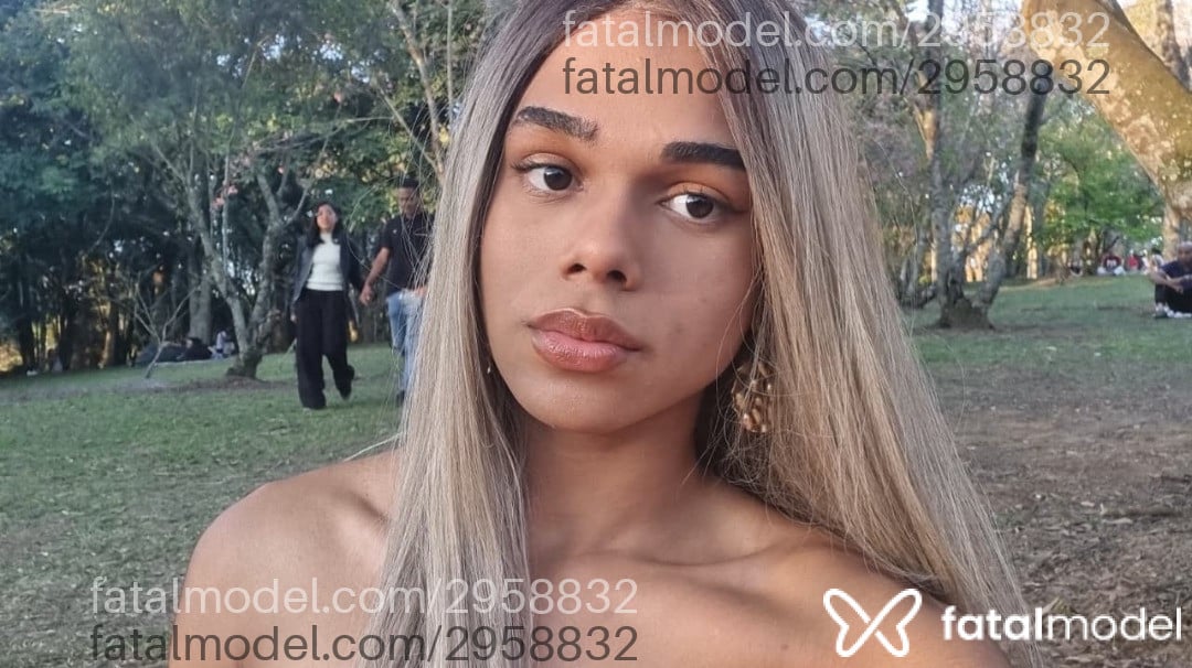 Acompanhante mulher trans loira (o) de olhos castanhos - Chiara