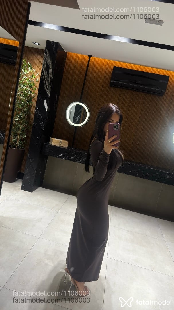 Acompanhante mulher trans com cabelo castanho de olhos castanhos - Melissa mello