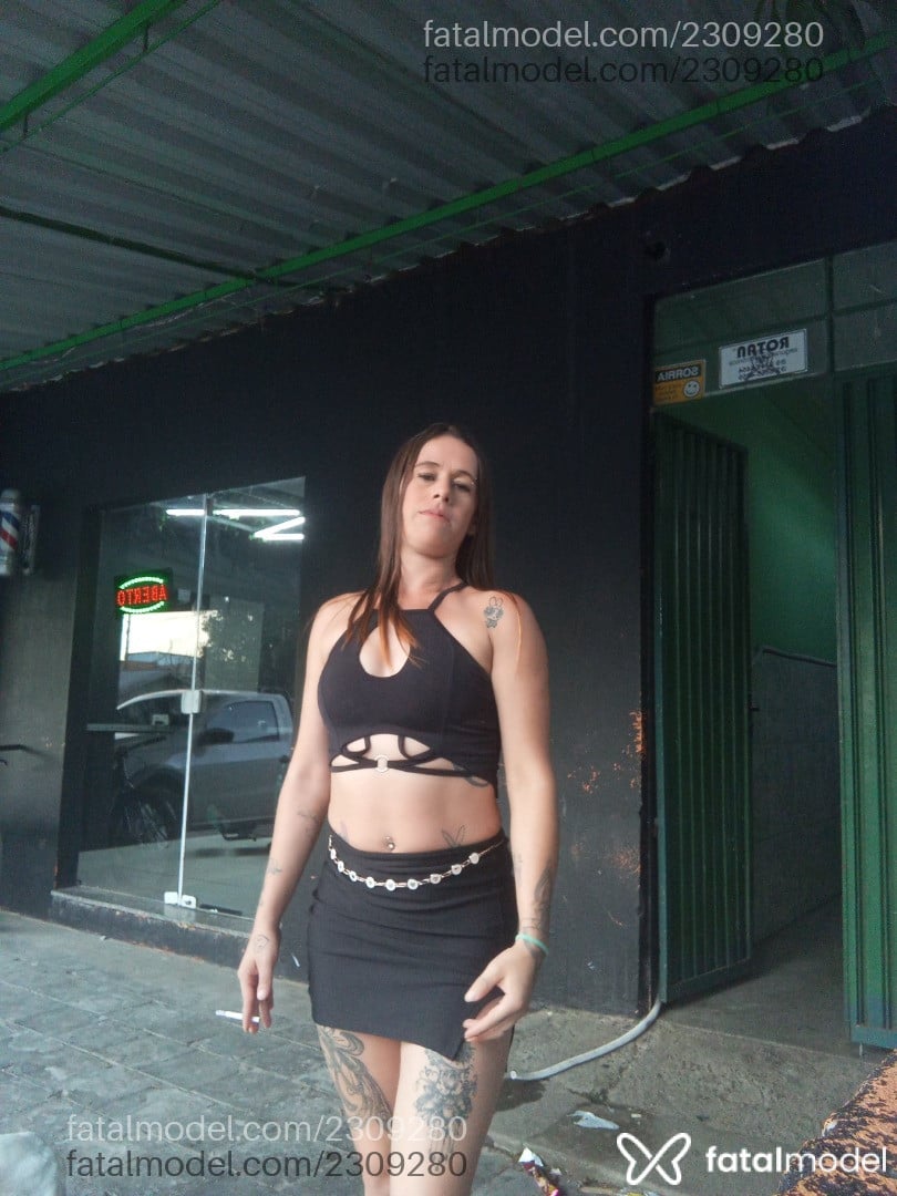 Acompanhante mulher com cabelo castanho de olhos castanhos - Piquena