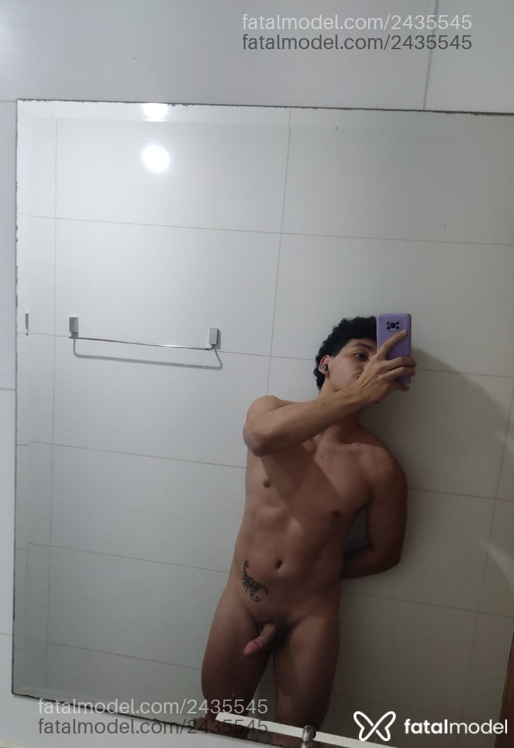 Acompanhante homem morena (o) de olhos castanhos - Ashtray