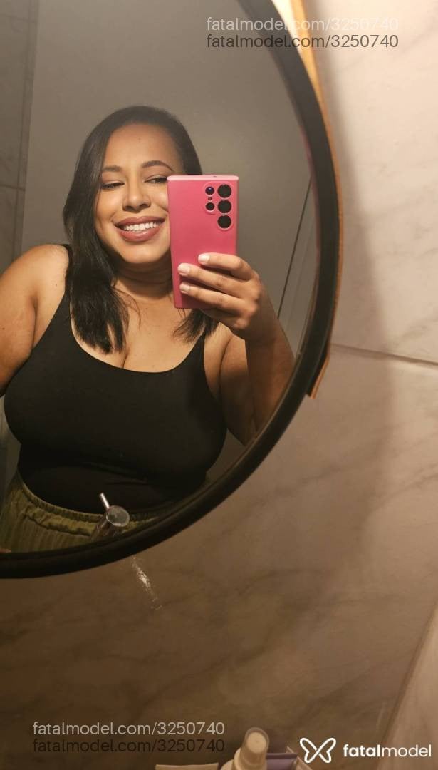 Acompanhante mulher morena (o) de olhos castanhos - Carol