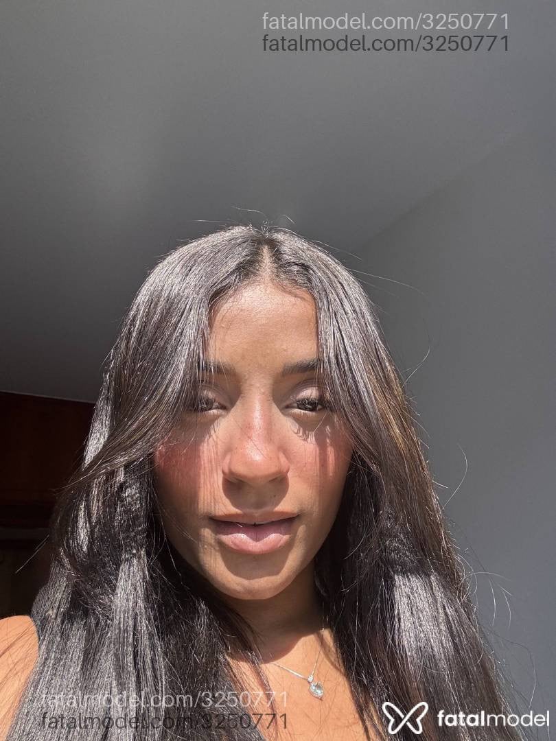 Acompanhante mulher loira (o) de olhos pretos em Três Corações - Jade Space