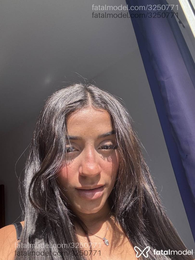 Acompanhante mulher loira (o) de olhos pretos em Três Corações - Jade Space