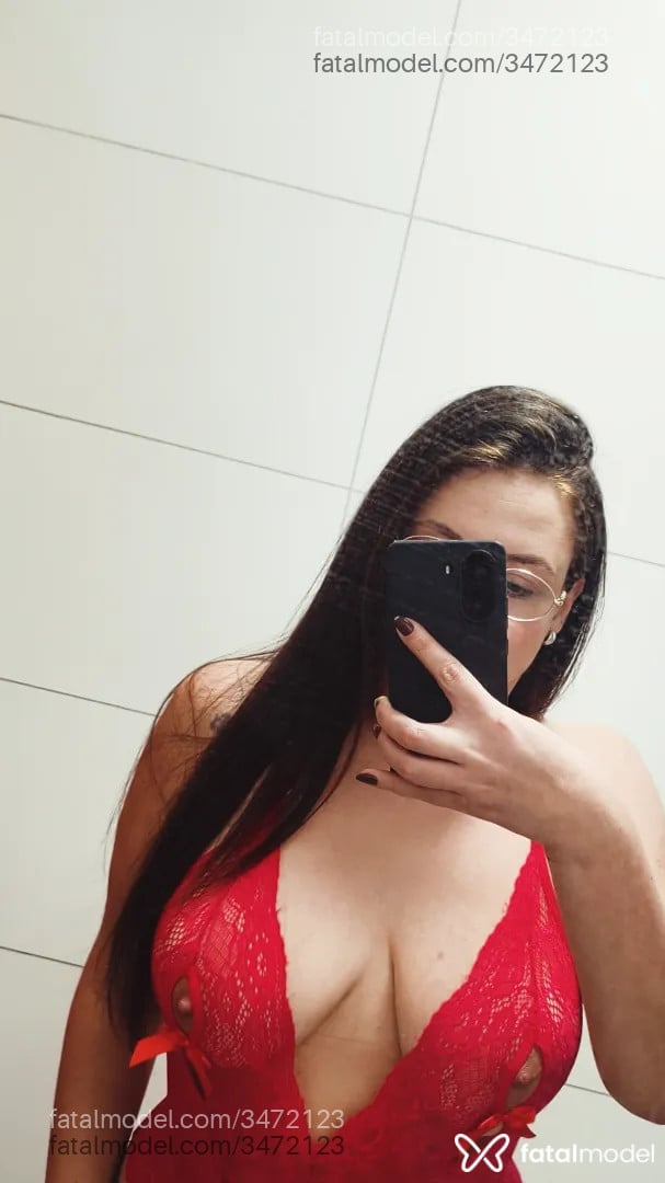 Acompanhante mulher com cabelo castanho de olhos verdes - Lara Trajano