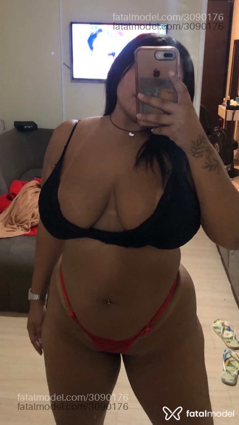 Acompanhante mulher morena (o) de olhos pretos - Beatriz