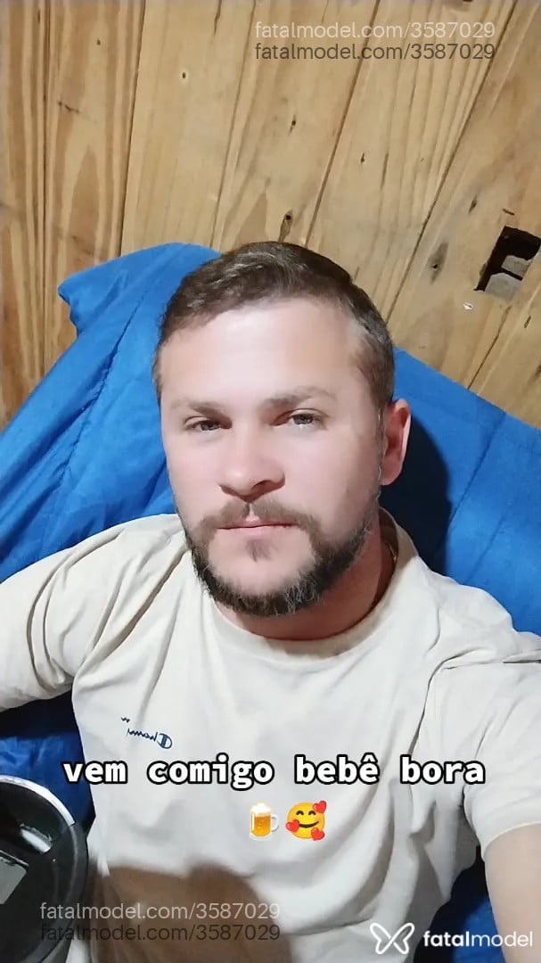 Acompanhante homem com cabelo castanho de olhos verdes - Henrique