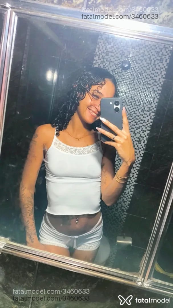 Acompanhante mulher morena (o) de olhos pretos - Luna