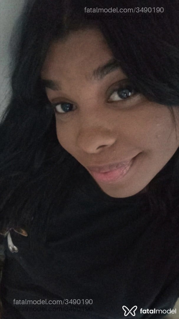 Acompanhante mulher trans morena (o) de olhos pretos - Lavigner