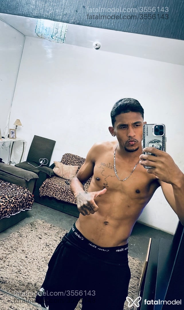 Acompanhante homem morena (o) de olhos castanhos - Bryan