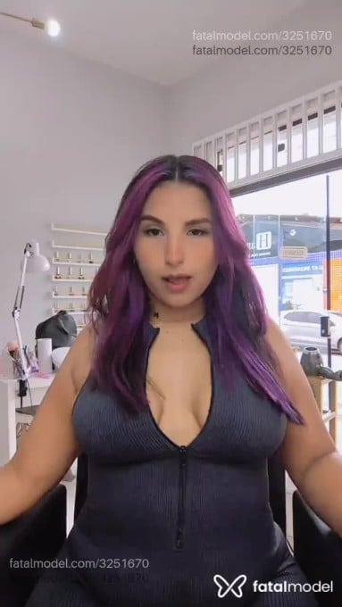 Acompanhante mulher com cabelo colorido de olhos castanhos em Camboriú - Veronica