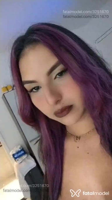 Acompanhante mulher com cabelo colorido de olhos castanhos em Camboriú - Veronica