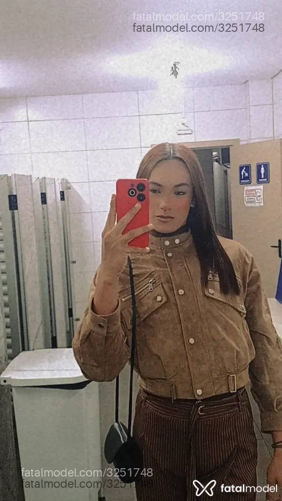 Acompanhante não-binário com cabelo castanho de olhos castanhos - Bruna