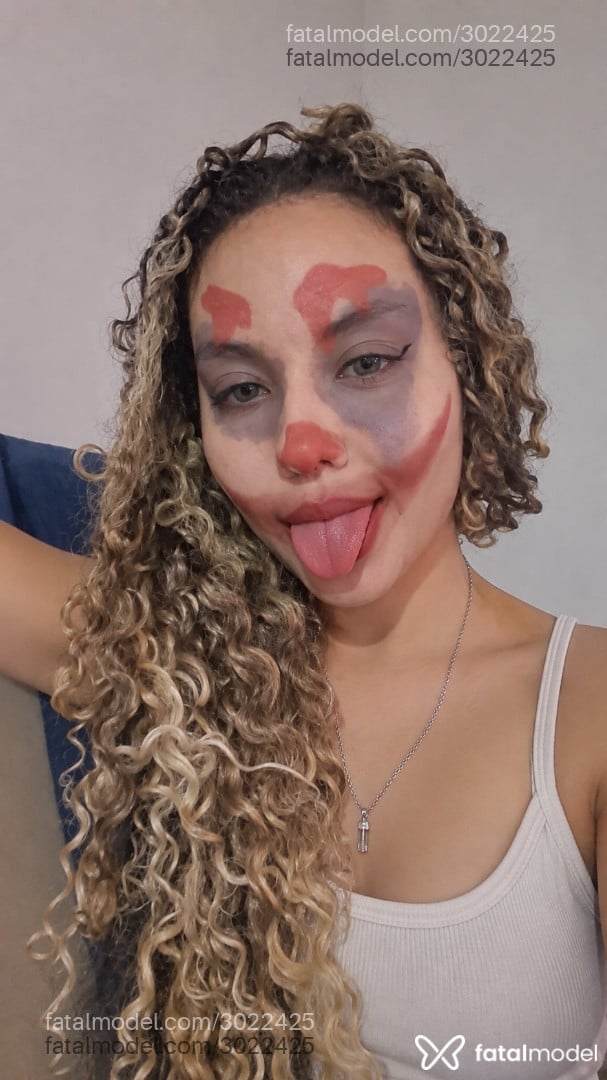 Acompanhante mulher loira (o) de olhos azuis - Sofis