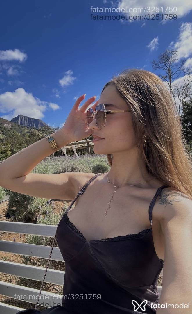 Acompanhante mulher com cabelo castanho de olhos castanhos - Mavie