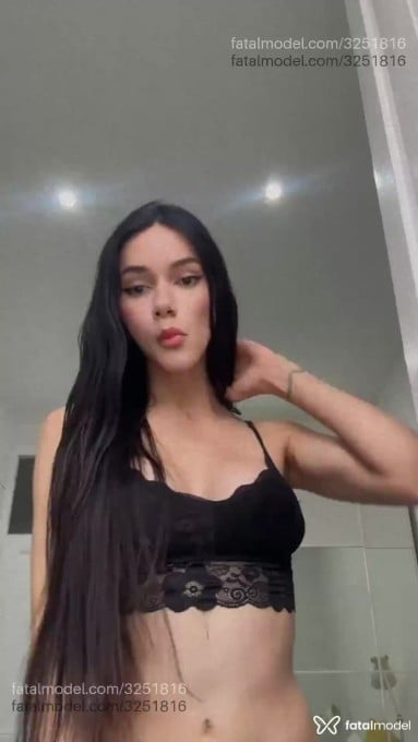 Acompanhante mulher trans morena (o) de olhos pretos - Charlotte
