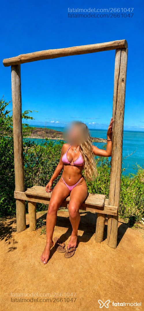Acompanhante mulher loira (o) de olhos castanhos - Melissa