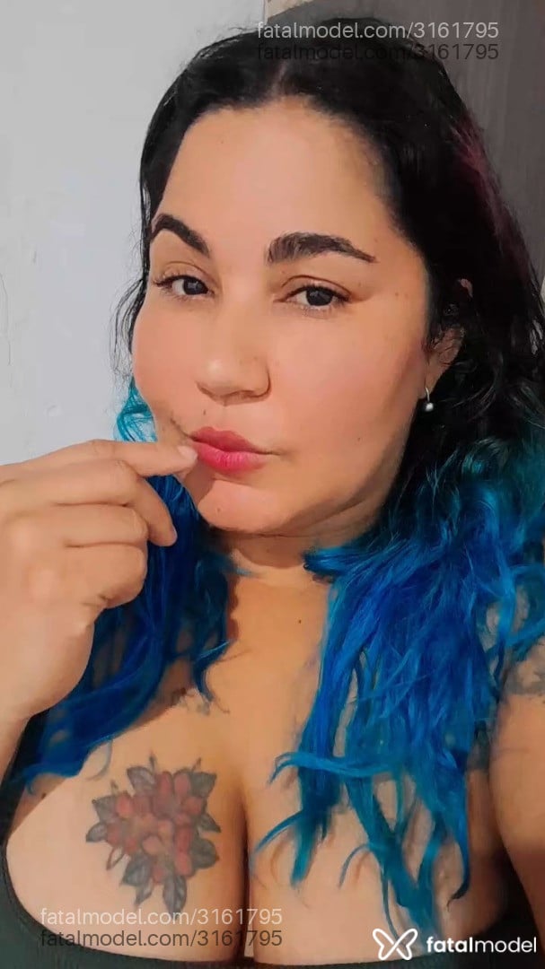 Acompanhante mulher com cabelo colorido de olhos castanhos - Beatriz Sales
